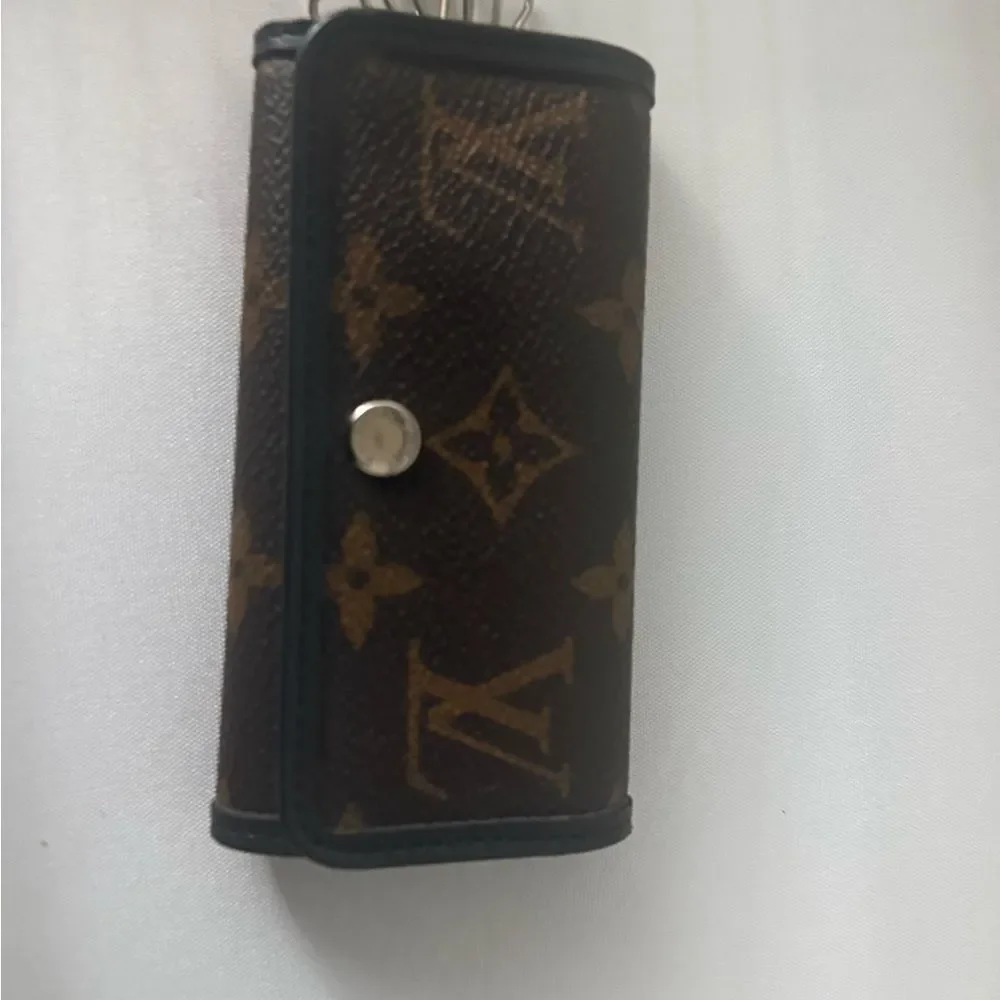 Preloved excellent condition Louis Vuitton Monogram Key Holder